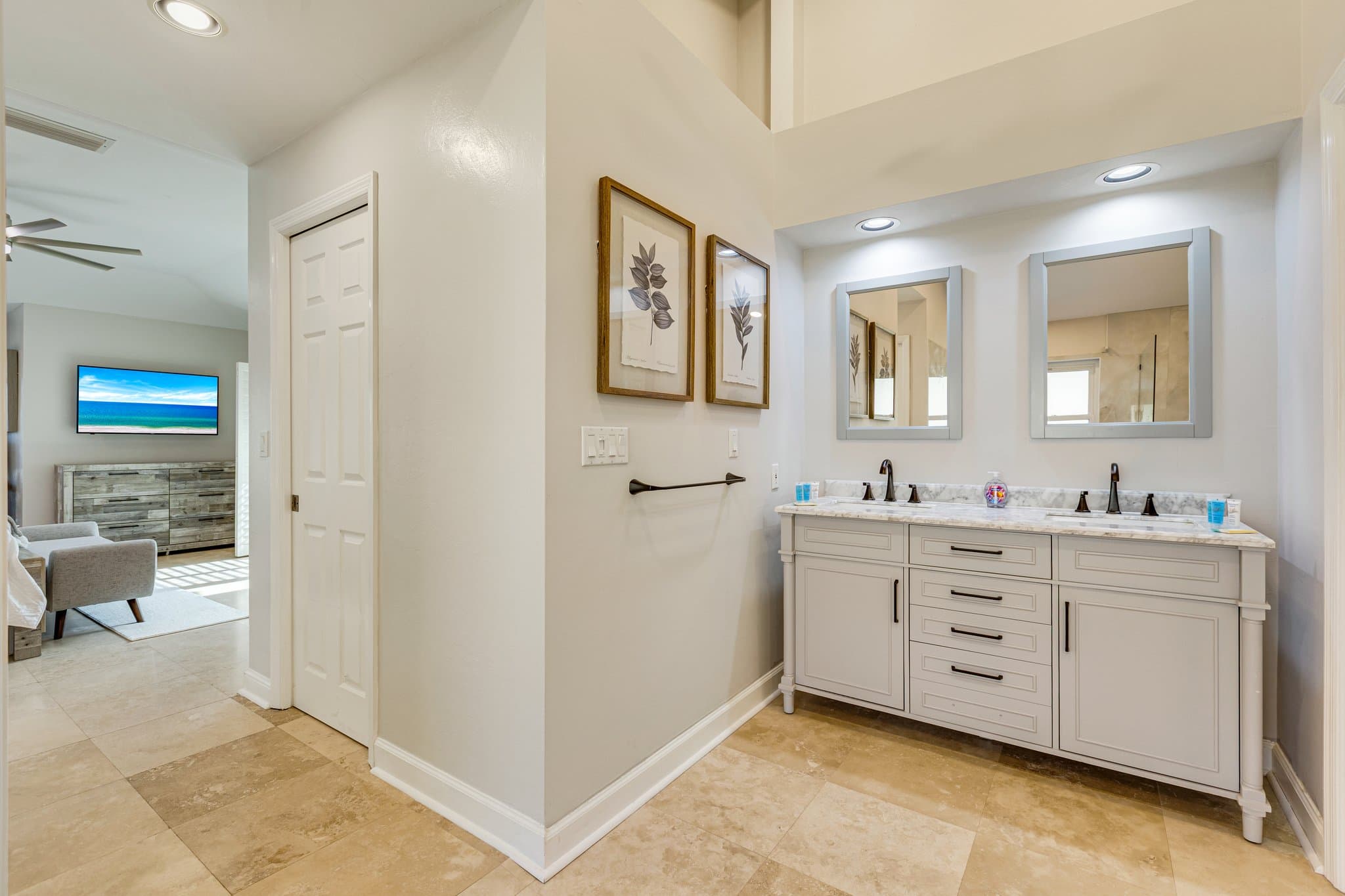 Primary en-suite dual vanities