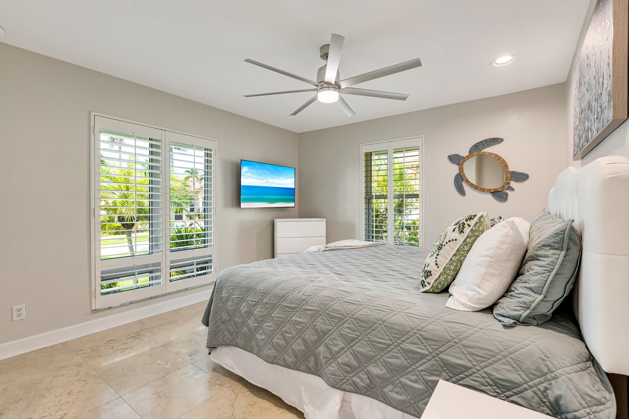 Third bedroom with queen bed and smart TV